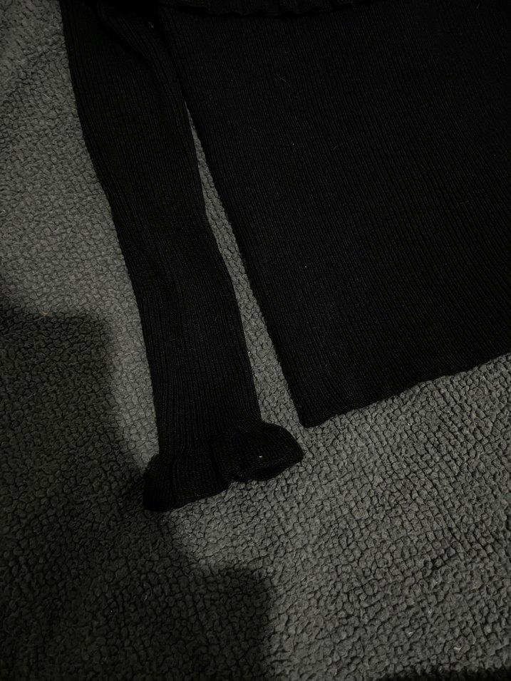 Uzun Kollu Siyah Fırfırlı Triko Kazak - Görsel 3