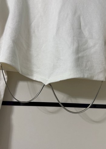 Zincir Detaylı Beyaz Uzun Kollu Bluz - Görsel 3