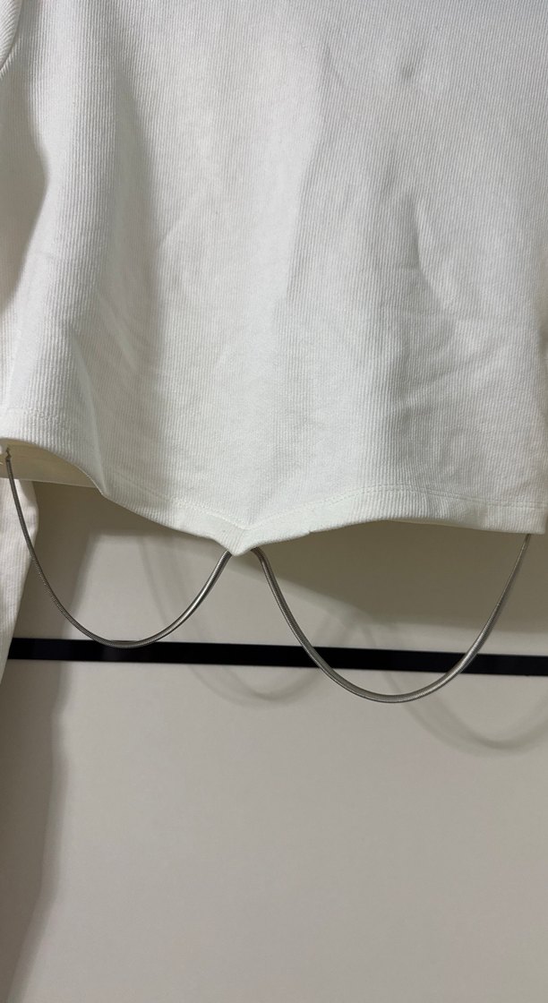 Zincir Detaylı Beyaz Uzun Kollu Bluz - Görsel 3