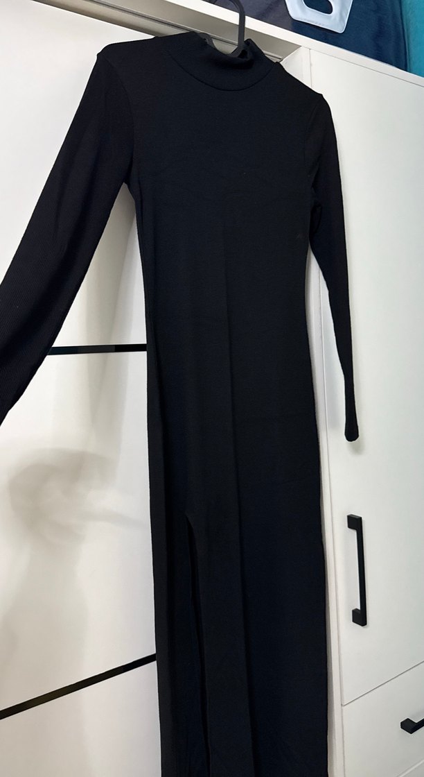 Uzun Kollu Yırtmaçlı Siyah Uzun Elbise - Görsel 2