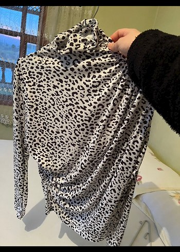 Uzun Kollu Leopar Desenli Boğazlı Bluz - Görsel 2