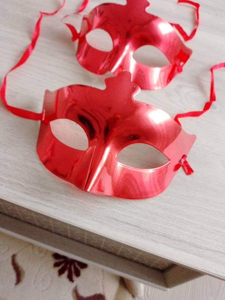 Kırmızı Parlak Maske - Görsel 2