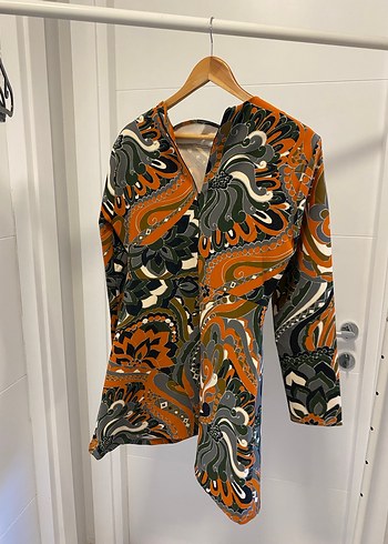 V Yaka Düğmeli Uzun Kollu Desenli elbise - Görsel 2