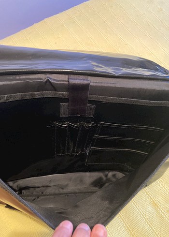 Kapağı Beyaz Beyaz diğer kısımları siyah Çanta - Görsel 3