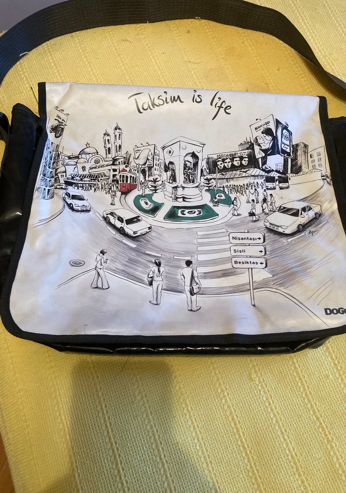 Kapağı Beyaz Beyaz diğer kısımları siyah Çanta - Görsel 2