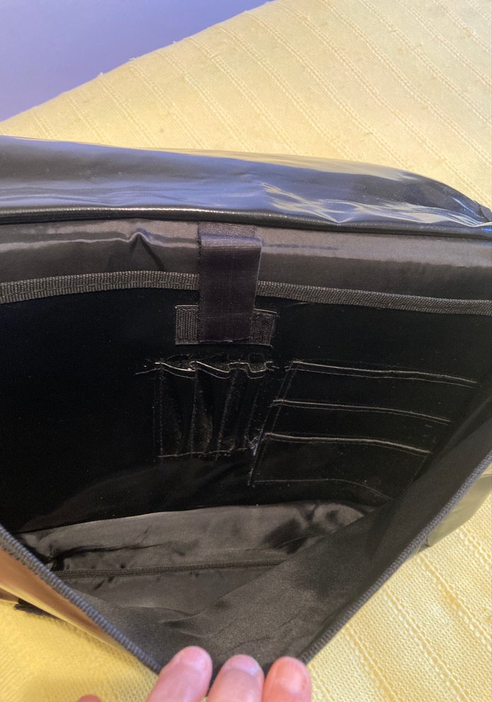 Kapağı Beyaz Beyaz diğer kısımları siyah Çanta - Görsel 3