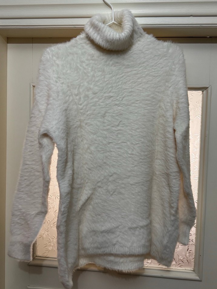 Beyaz Kadın Tüylü Boğazlı Kazak - Görsel 2