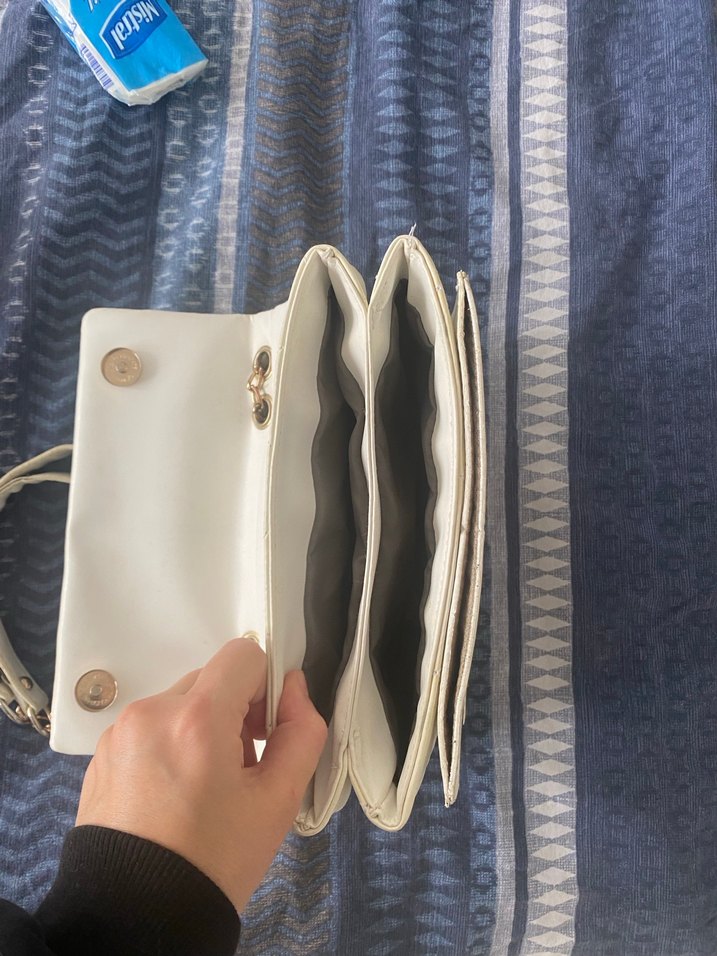 Zincir Detaylı Beyaz Kadın Deri Çanta - Görsel 4