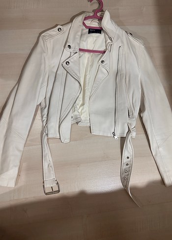 Bershka Beyaz Kemerli Kısa Deri Kadın Ceket