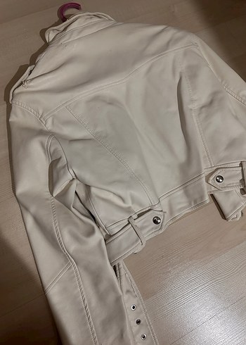 Bershka Bershka Beyaz Kemerli Kısa Deri Kadın Ceket