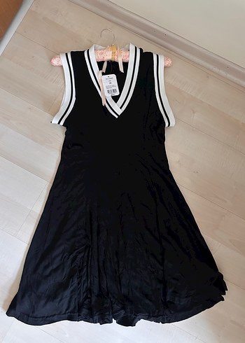 V Yakalı zara model Siyah Pileli Midi Elbise etiketli 40 beden