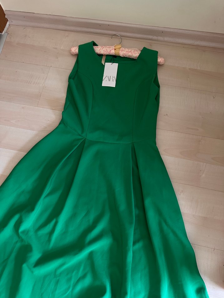 Zara model 40 beden Yeşil Parlak Midi Kloş Elbise - Görsel 3