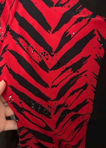 Kısa Kollu V Yakalı Kırmızı Desenli Bluz - Görsel 2