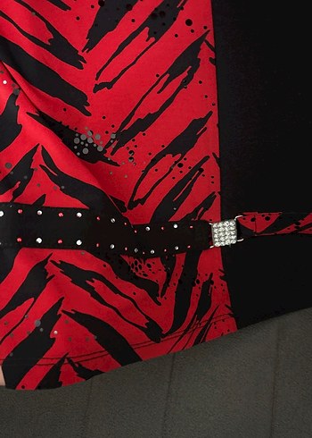 Kısa Kollu V Yakalı Kırmızı Desenli Bluz - Görsel 3