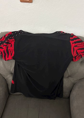 Kısa Kollu V Yakalı Kırmızı Desenli Bluz - Görsel 4