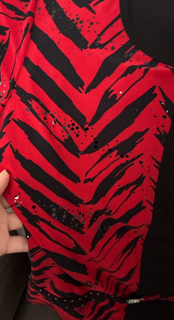 Kısa Kollu V Yakalı Kırmızı Desenli Bluz - Görsel 2