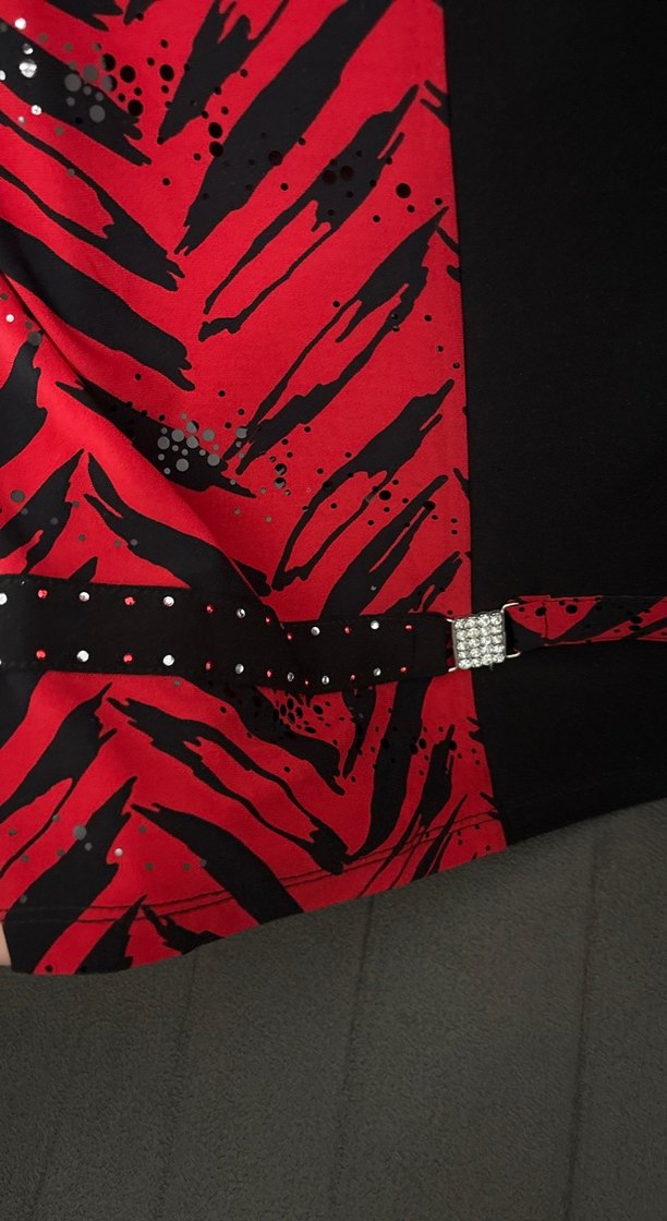 Kısa Kollu V Yakalı Kırmızı Desenli Bluz - Görsel 3