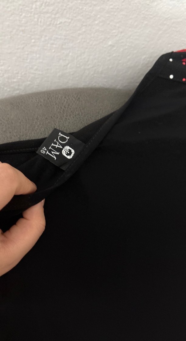 Kısa Kollu V Yakalı Kırmızı Desenli Bluz - Görsel 5