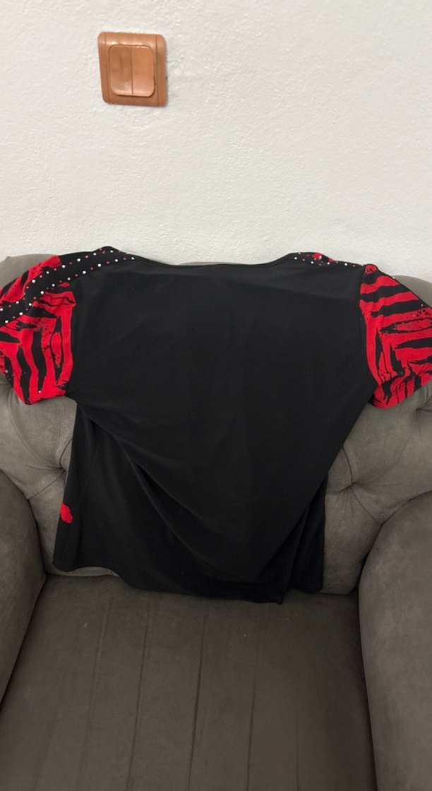 Kısa Kollu V Yakalı Kırmızı Desenli Bluz - Görsel 4