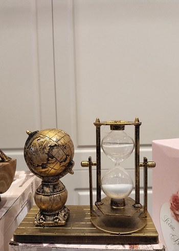 Altın Renkli Kum Saati ve Dünya Saati - Görsel 2