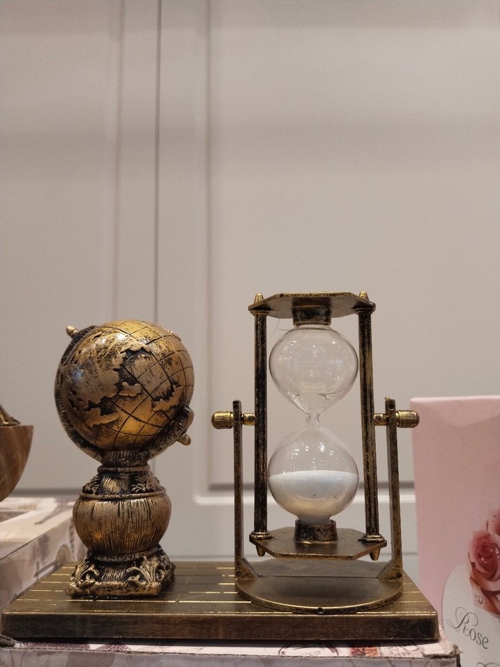 Altın Renkli Kum Saati ve Dünya Saati - Görsel 3