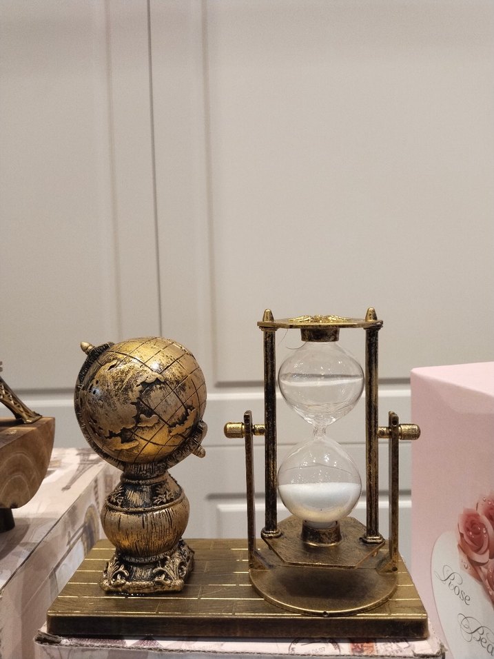 Altın Renkli Kum Saati ve Dünya Saati - Görsel 2