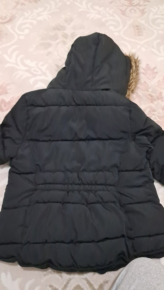 Kız Çocuk Siyah Kürklü Kapüşonlu Mont - Görsel 5