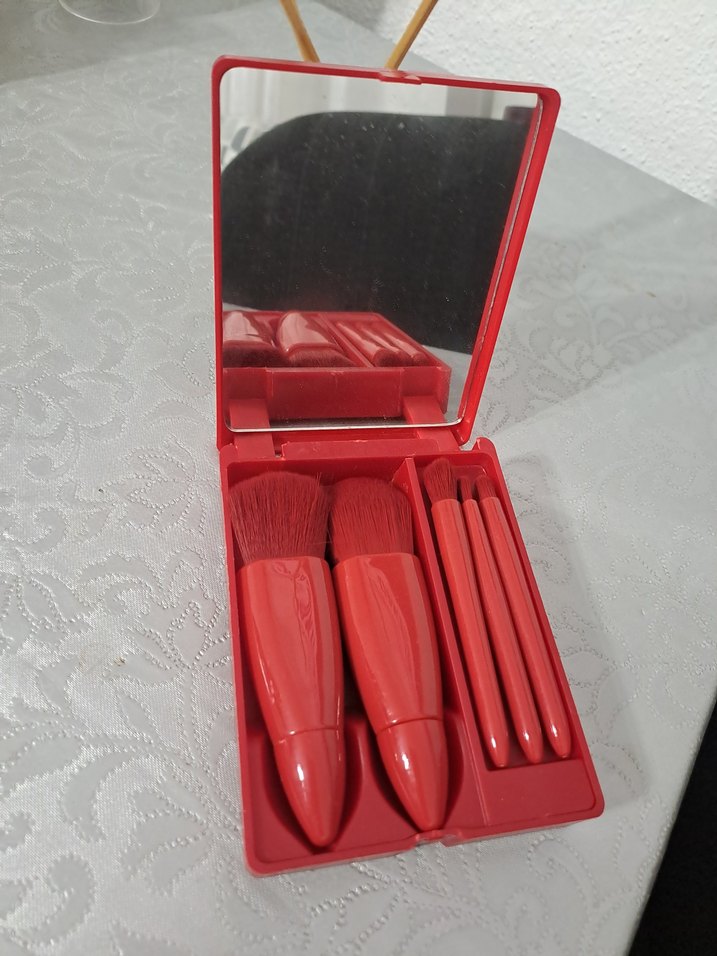 Kırmızı Makyaj Fırçası Seti ve Aynası - Görsel 3