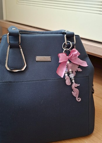 Pembe Fiyonk Detaylı Denizatı Anahtarlık charm - Görsel 4