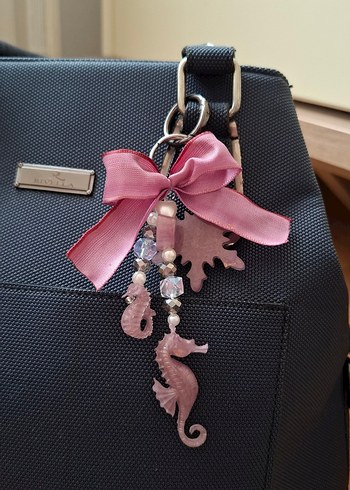 Pembe Fiyonk Detaylı Denizatı Anahtarlık charm - Görsel 3