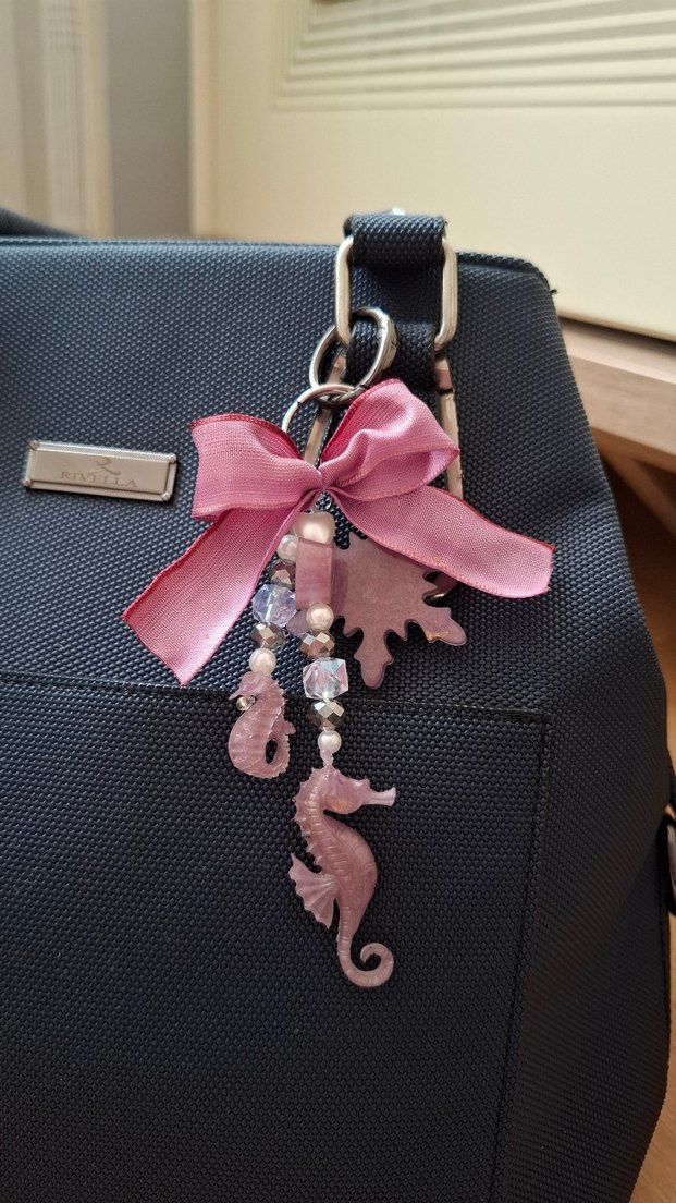 Pembe Fiyonk Detaylı Denizatı Anahtarlık charm - Görsel 2