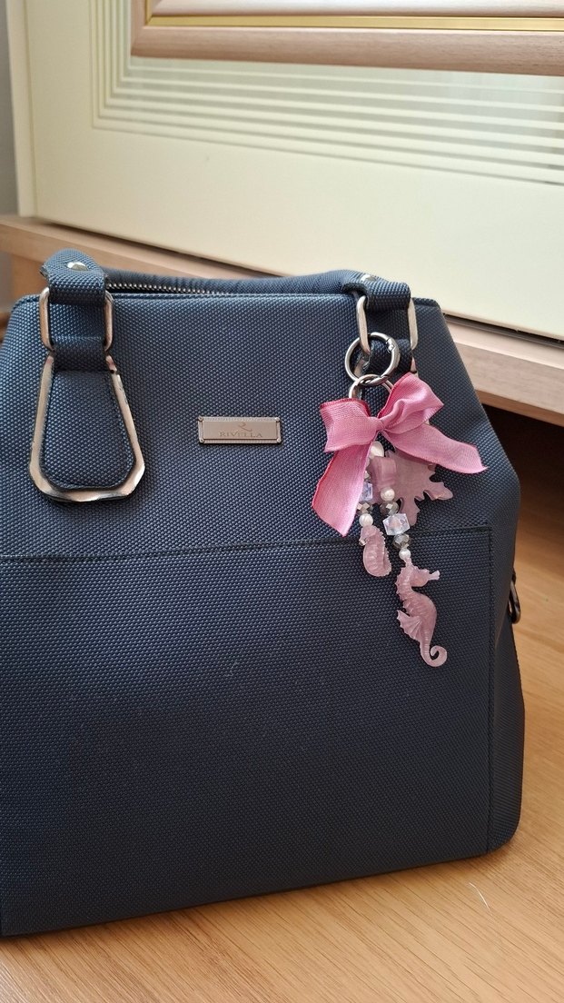 Pembe Fiyonk Detaylı Denizatı Anahtarlık charm - Görsel 4