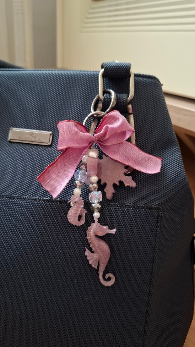 Pembe Fiyonk Detaylı Denizatı Anahtarlık charm - Görsel 3