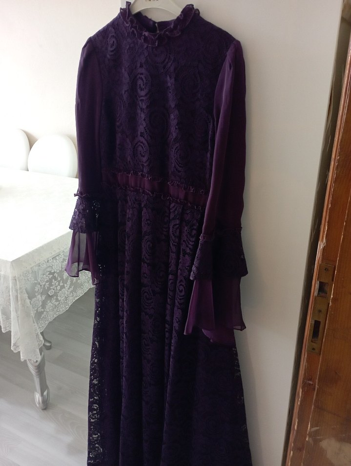 Uzun Mor Dantel Detaylı Gotik Kadın Elbise - Görsel 4