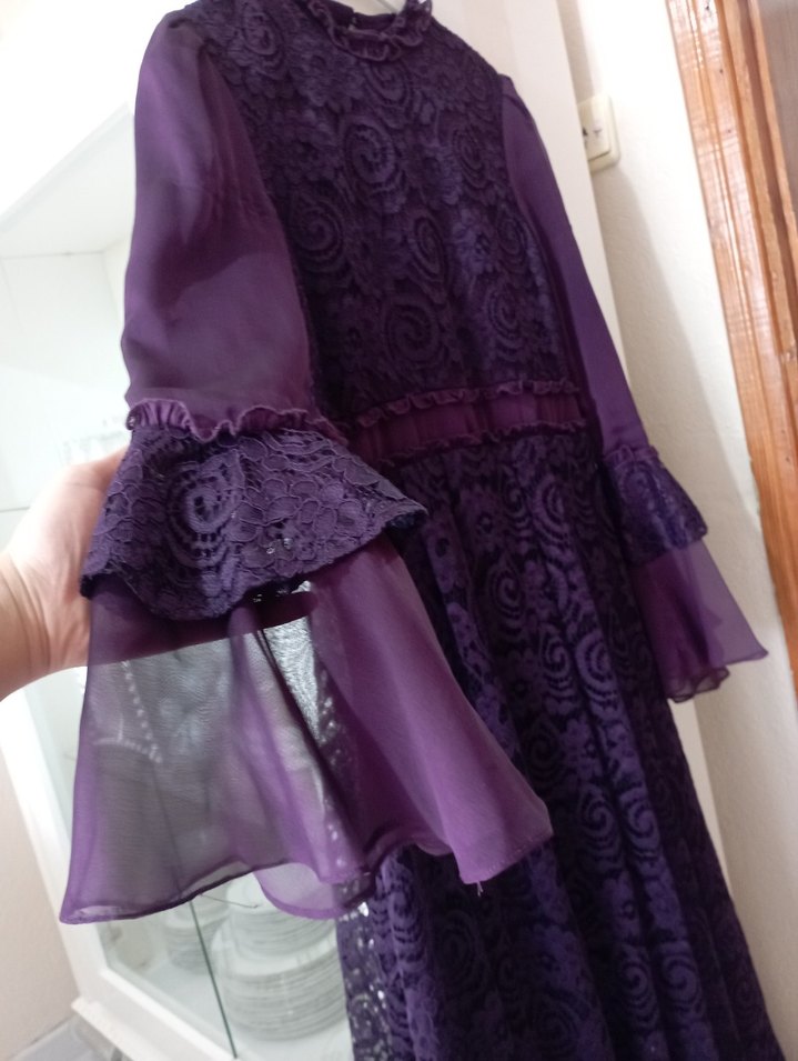 Uzun Mor Dantel Detaylı Gotik Kadın Elbise - Görsel 2