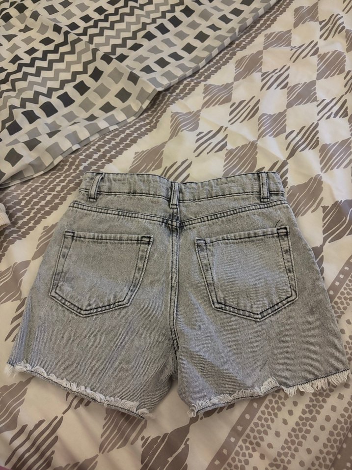 Gri Mini Yırtık Kot Şort - Görsel 3