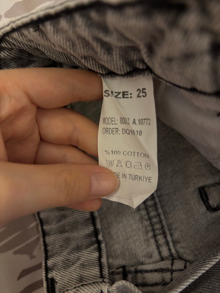 Gri Mini Yırtık Kot Şort - Görsel 4