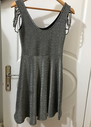 Gri Zincir Detaylı Midi V Yaka Elbise - Görsel 2