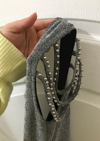 Gri Zincir Detaylı Midi V Yaka Elbise - Görsel 4