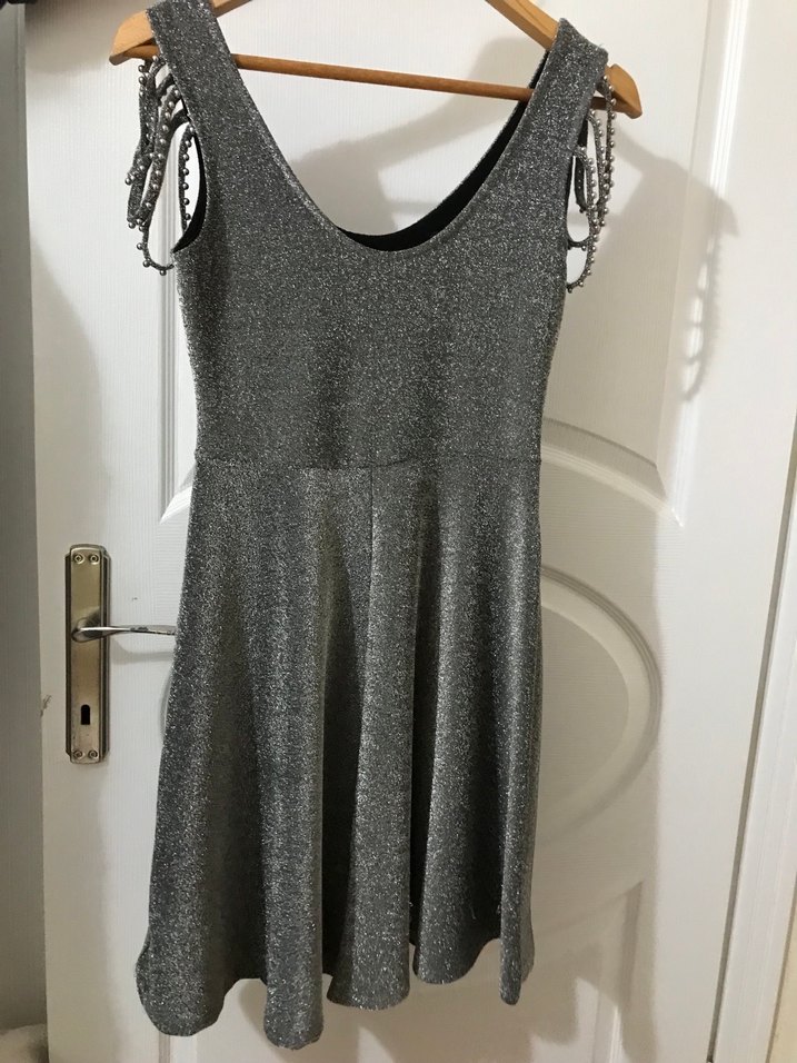 Gri Zincir Detaylı Midi V Yaka Elbise - Görsel 2