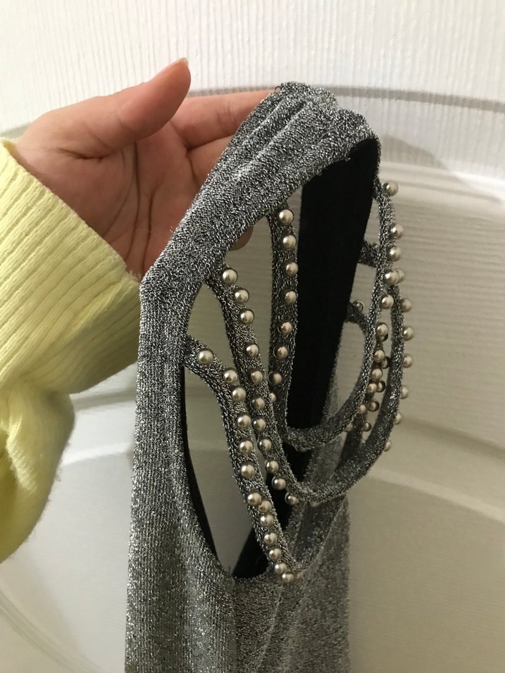 Gri Zincir Detaylı Midi V Yaka Elbise - Görsel 4