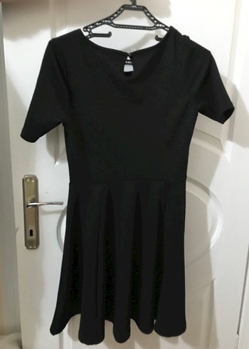 Siyah Yuvarlak Yaka Kısa Kollu Midi Elbise - Görsel 2