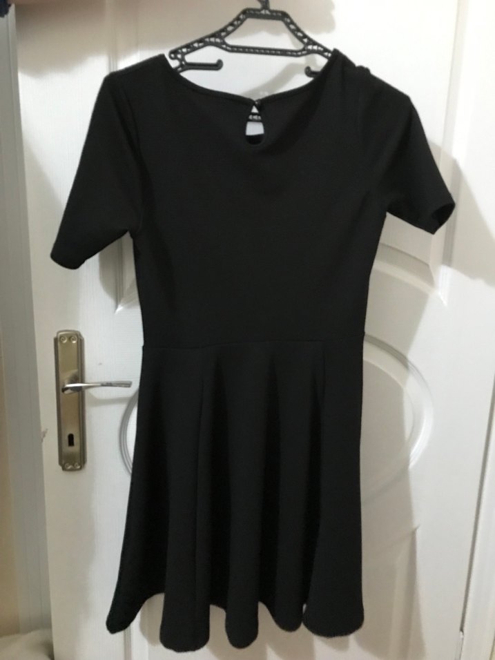 Siyah Yuvarlak Yaka Kısa Kollu Midi Elbise - Görsel 2