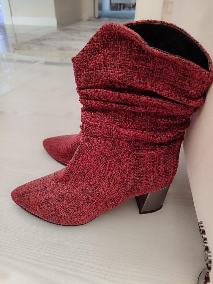 Koyu Kırmızı Örgü Kadın Bot - Görsel 2