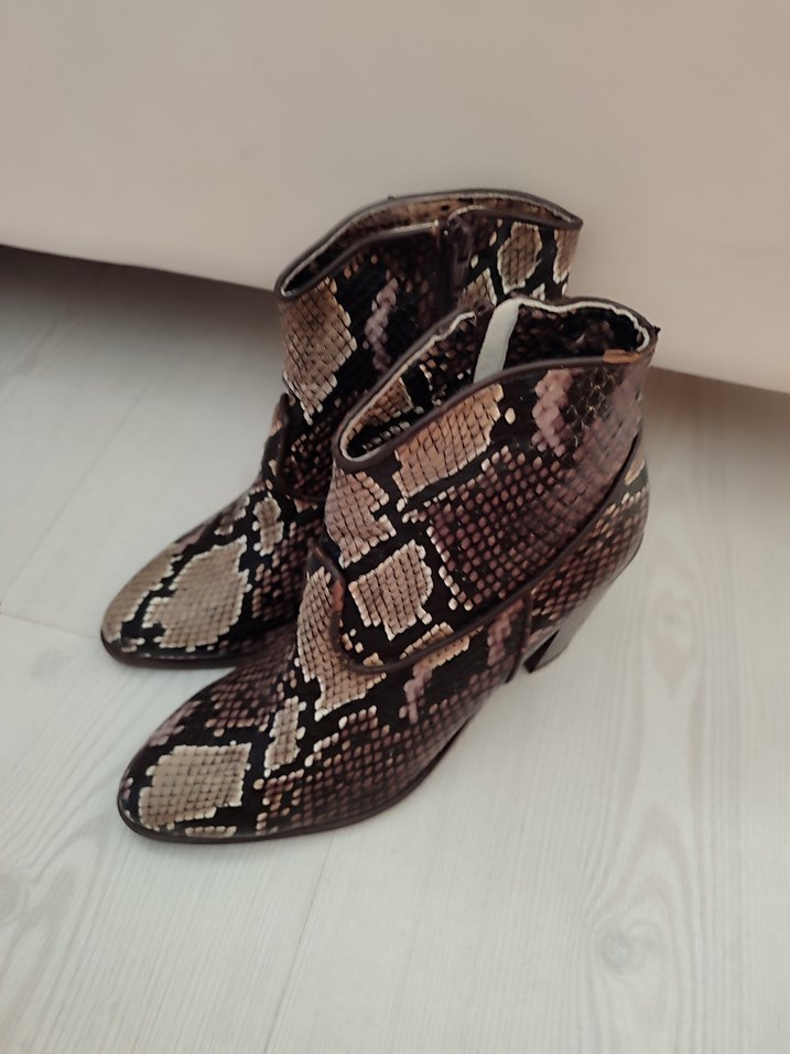 Kahverengi Yılan Desenli Deri Kadın Bot - Görsel 3