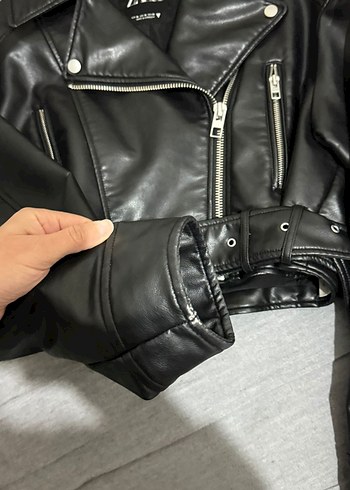 Siyah Kemerli Kısa Deri Biker Ceket - Görsel 3