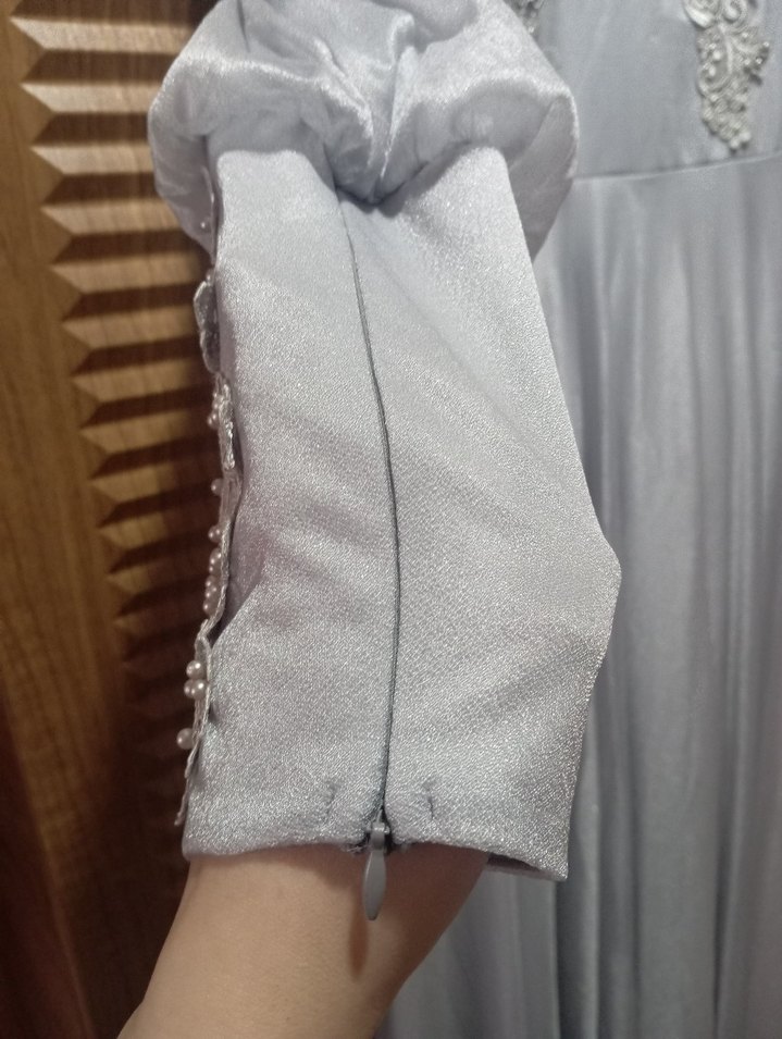 Uzun Kollu Nakışlı Gri Abiye Elbise - Görsel 3