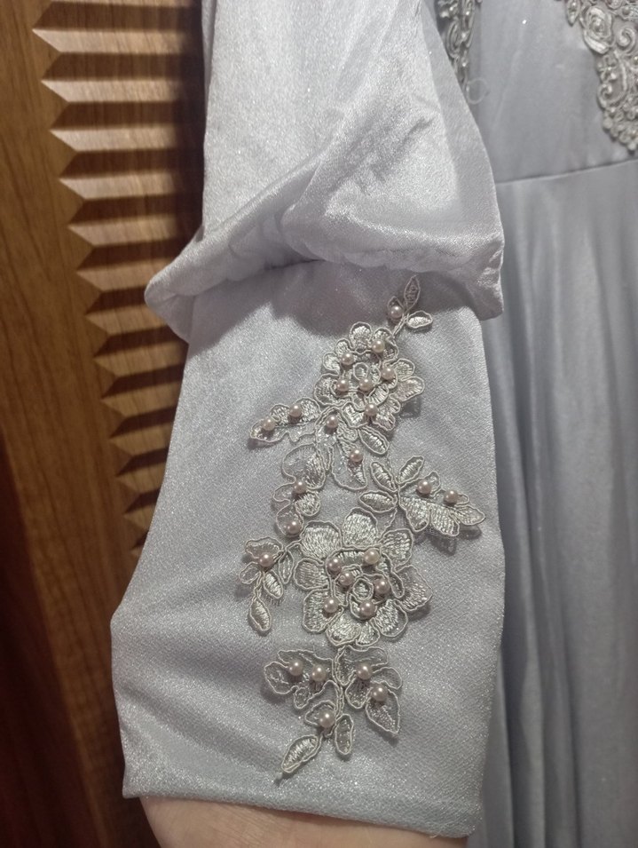 Uzun Kollu Nakışlı Gri Abiye Elbise - Görsel 2