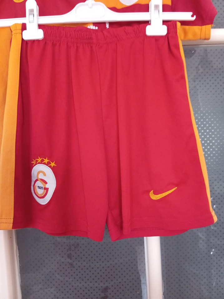 Kısa Kollu Galatasaray Forması ve Şortu - Görsel 2
