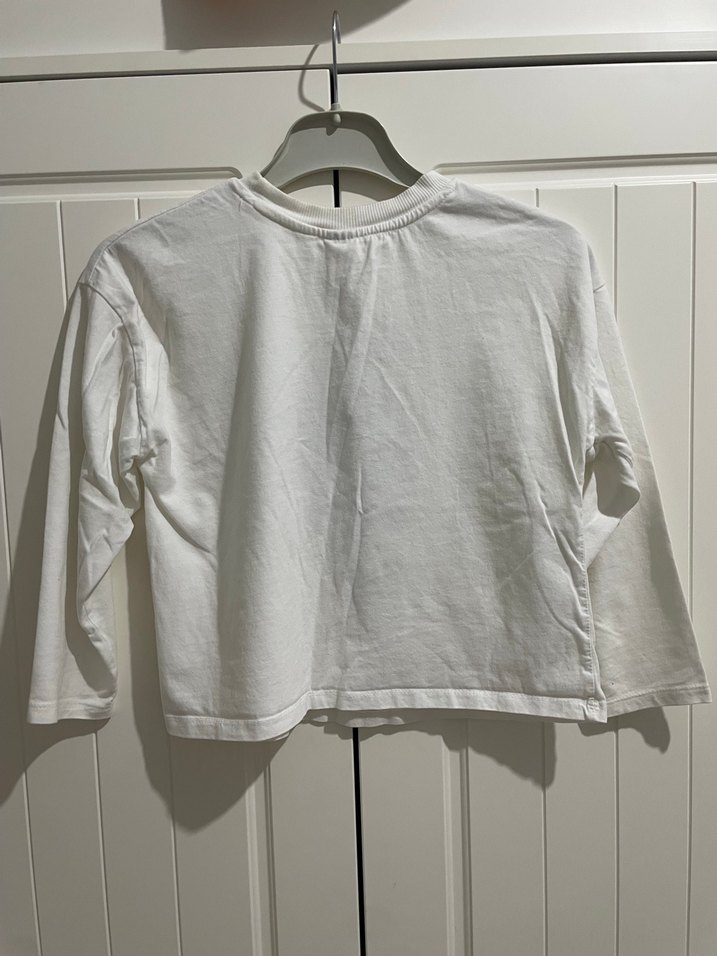 Çiçek Desenli Düğmeli Uzun Kollu Beyaz Kız Tişörtü - Görsel 3